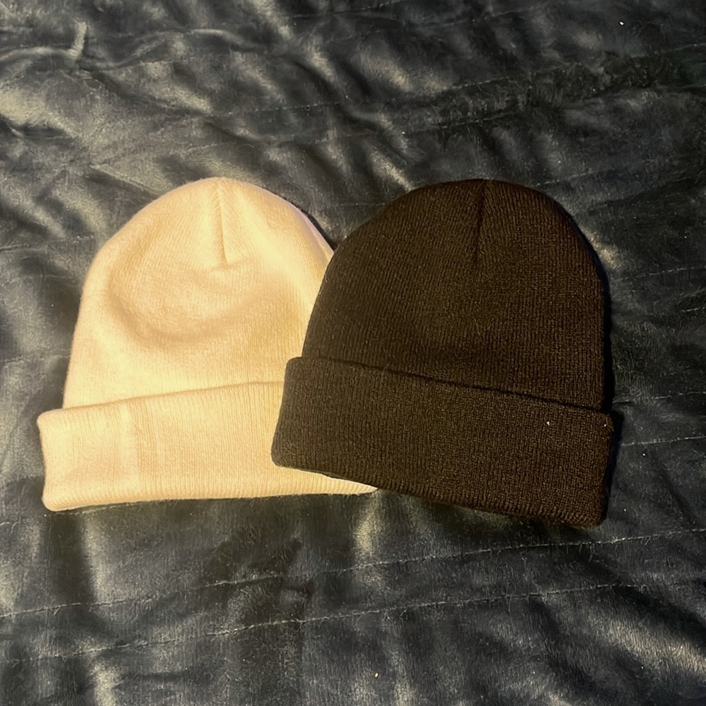 2 set basic beanies (black, white)